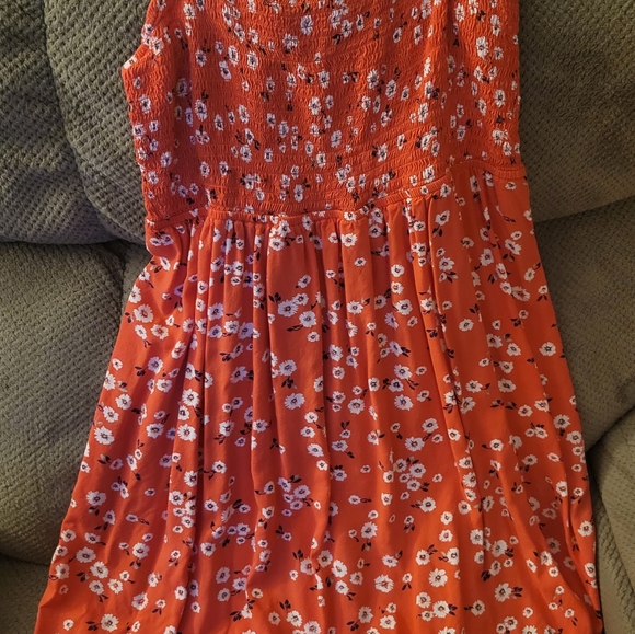 Smocked red bodice dress - Picture 6 of 7